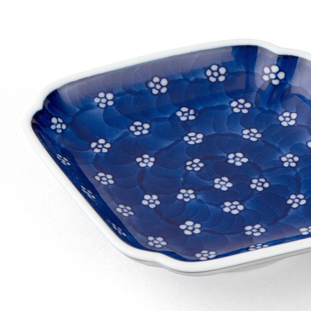 染付梅地紋 小皿（菱型） ｜ 有田焼の源右衛門窯公式オンラインショップ