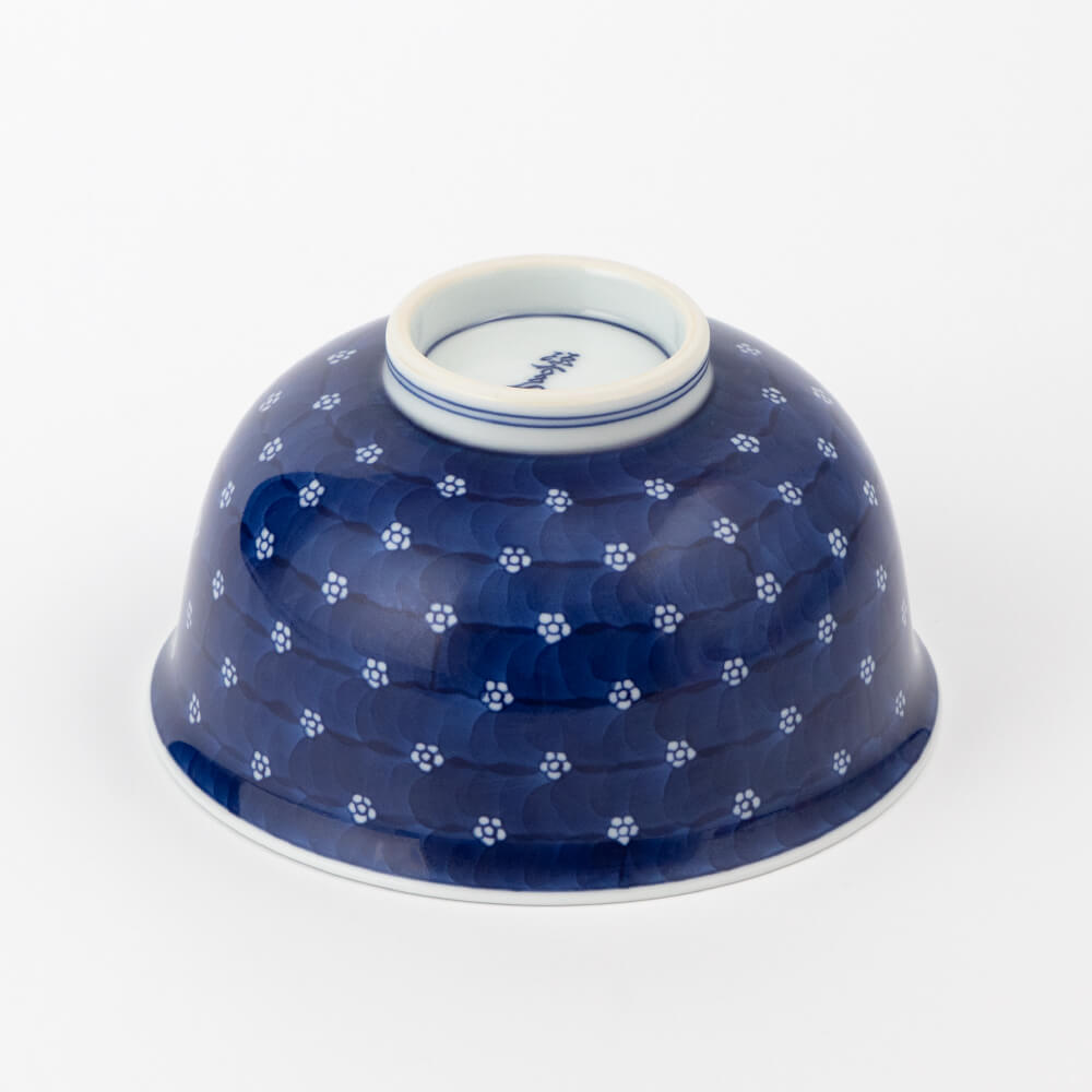 染付梅地紋 麺鉢（小） ｜ 有田焼の源右衛門窯公式オンラインショップ