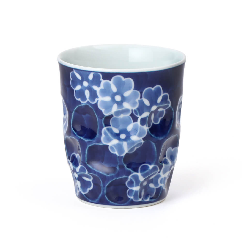 墨弾き花文 湯呑 ｜ 有田焼の源右衛門窯公式オンラインショップ