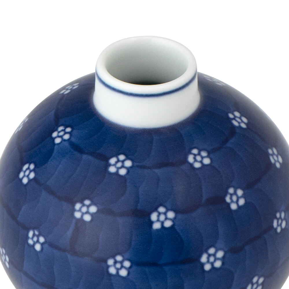 染付梅地紋 小花瓶 ｜ 有田焼の源右衛門窯公式オンラインショップ