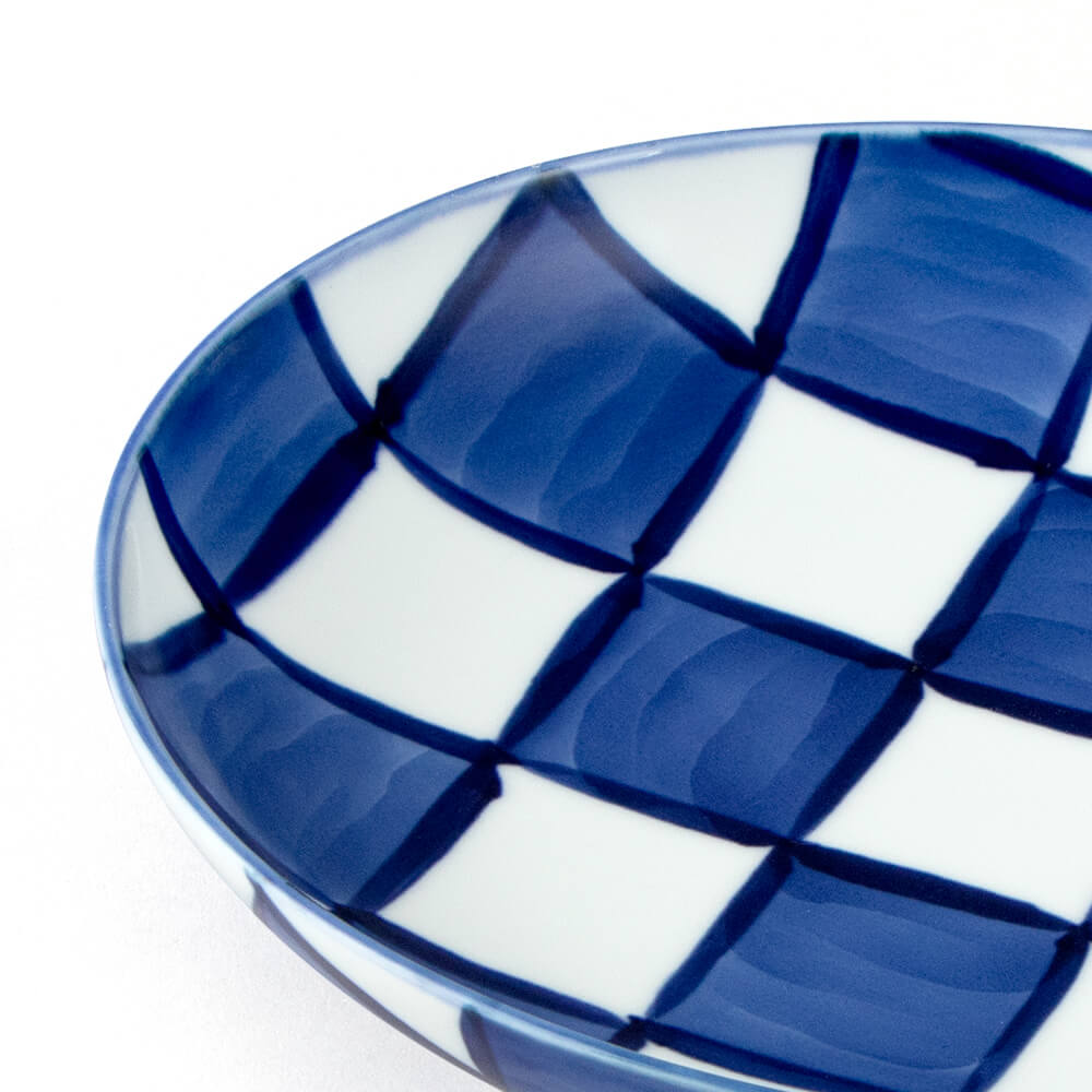 染付市松紋 皿（楕円・深・小） ｜ 有田焼の源右衛門窯公式オンライン