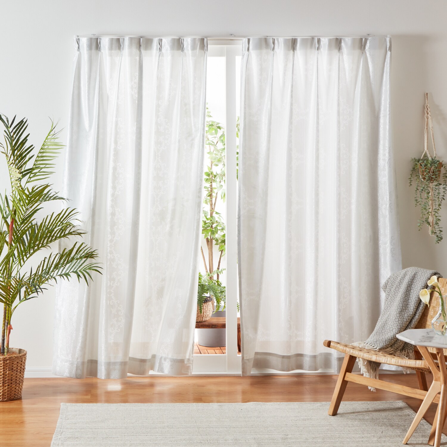 エコファインレース 遮熱＆UVカット効果で 日差しからお部屋を守る