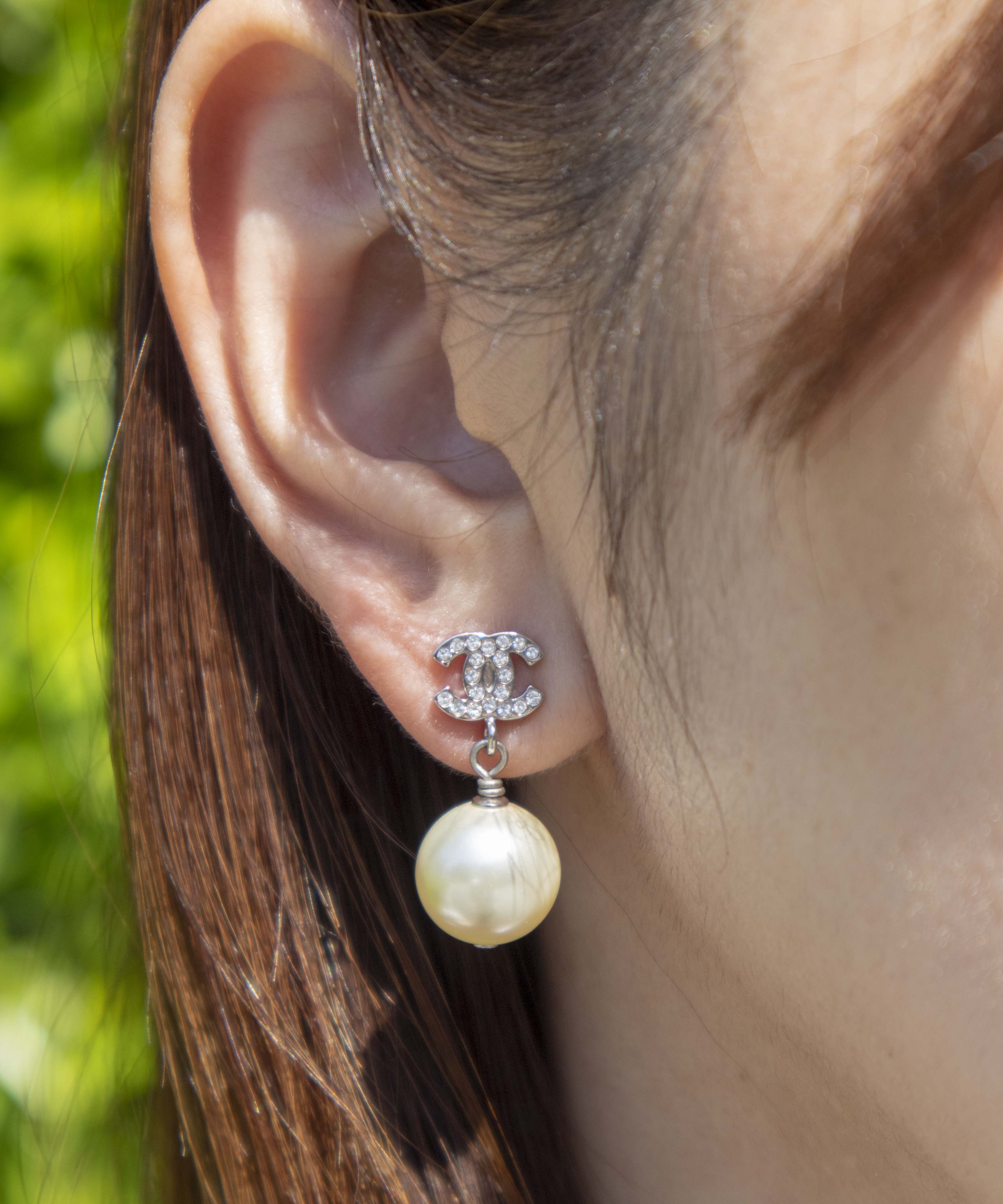 メタル、グラスストーン & ストラス ピアス CHANEL（シャネル）の