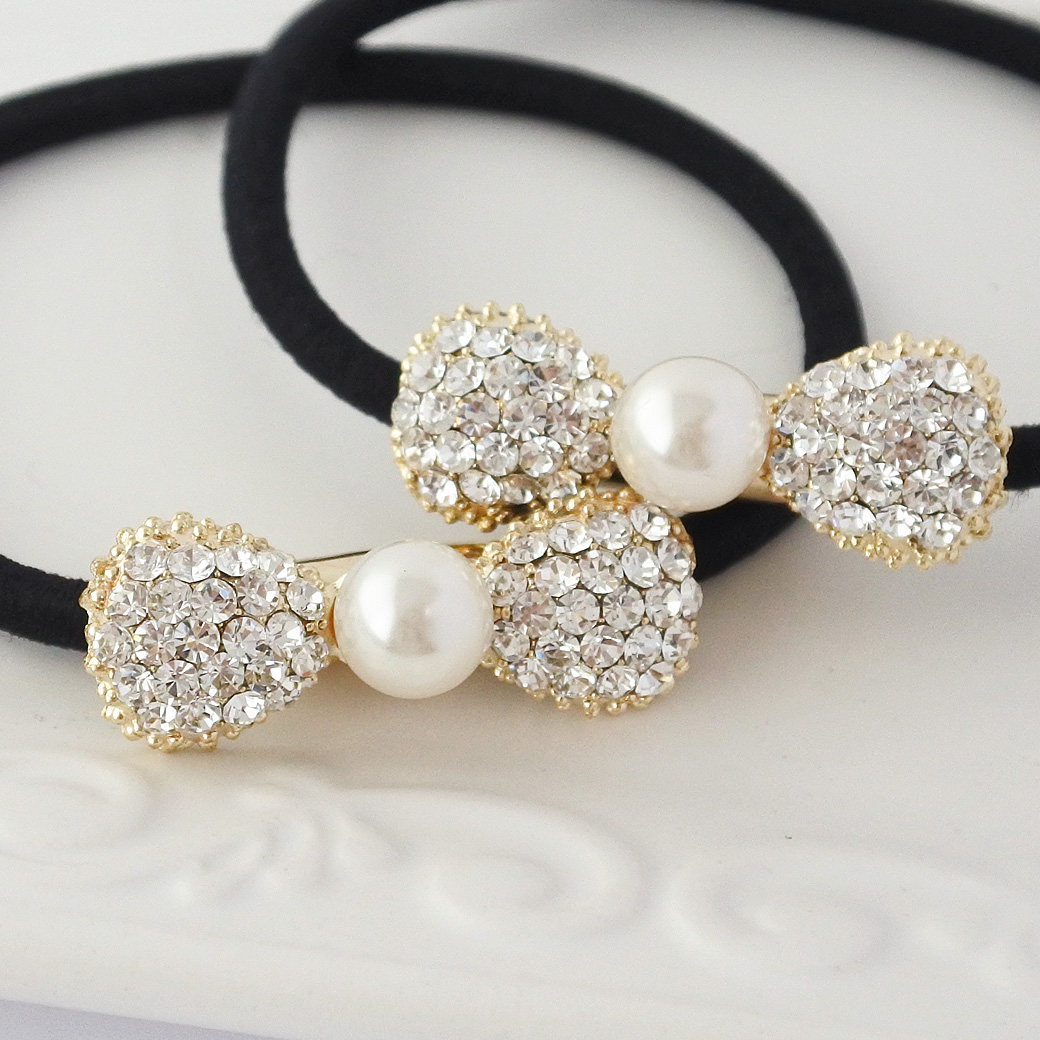 上品で愛らしい印象に♪煌めきまとう小さめパヴェリボンヘアゴム