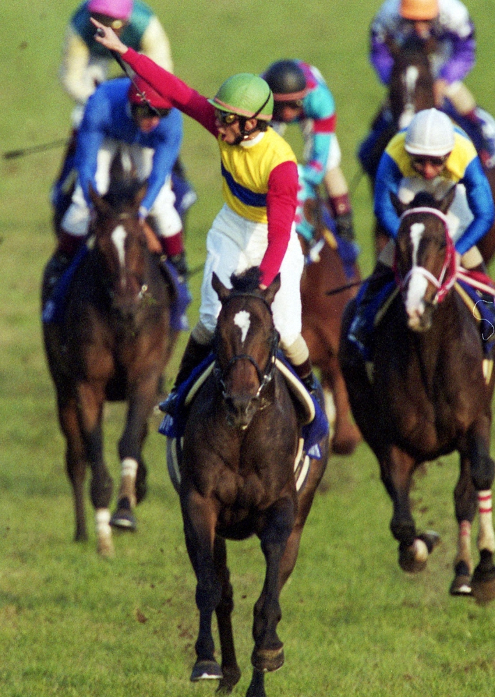 1998年、ジャパンカップを制したエルコンドルパサーと蛯名正義。右後方