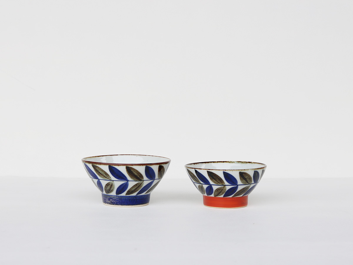 贈り物にもぴったり！レッド&ブルーのリーフ模様！ リーフ くらわんか