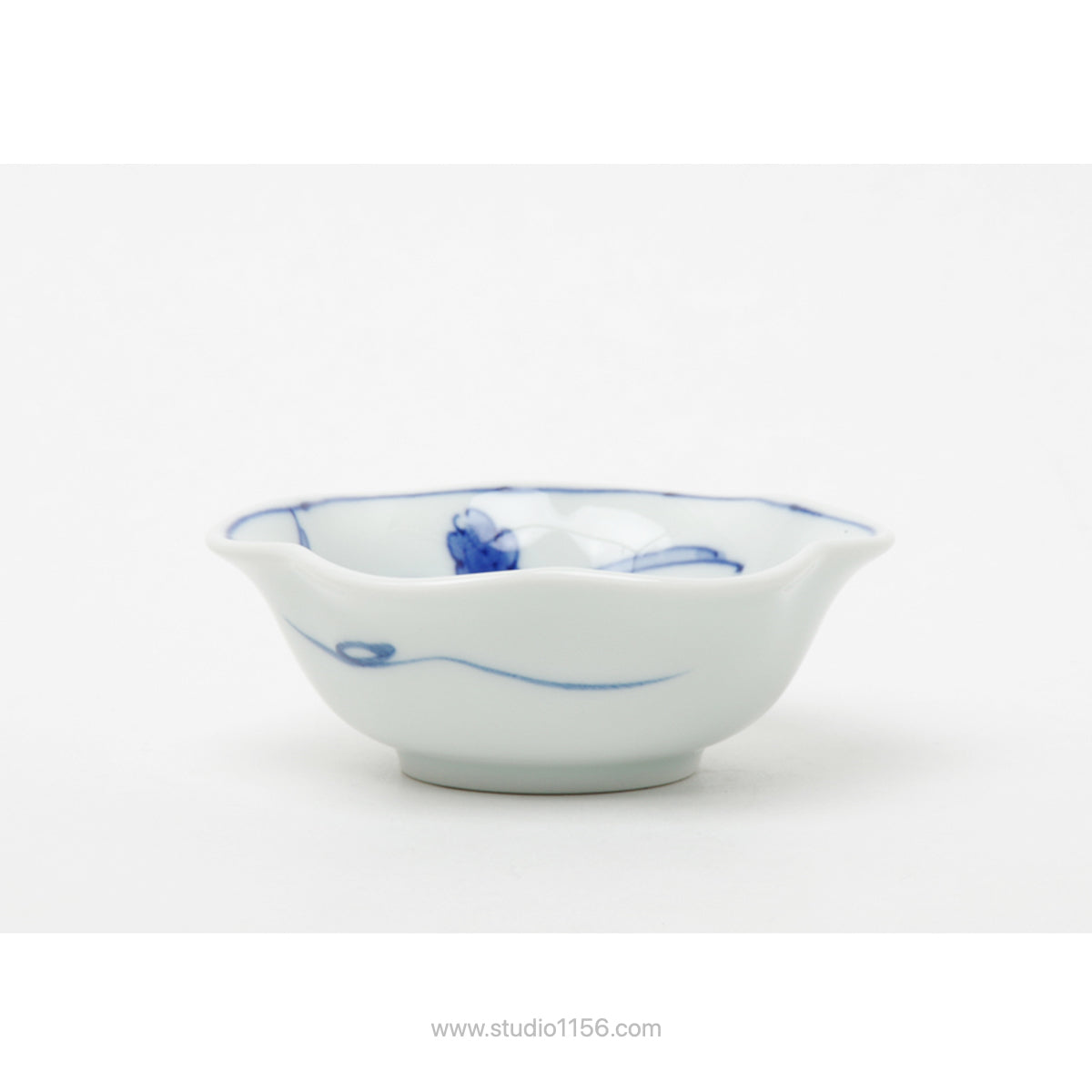 波佐見焼 染付 菊割図 花型小鉢(小) 9.5cm 高山陶器 - Studio1156