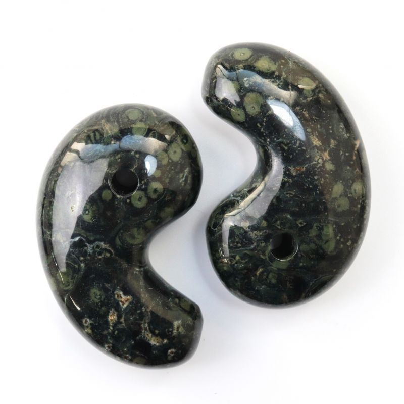 勾玉 ジャスパー グリーン系 約80×50×25mm 横穴あり 中国産 緑碧玉