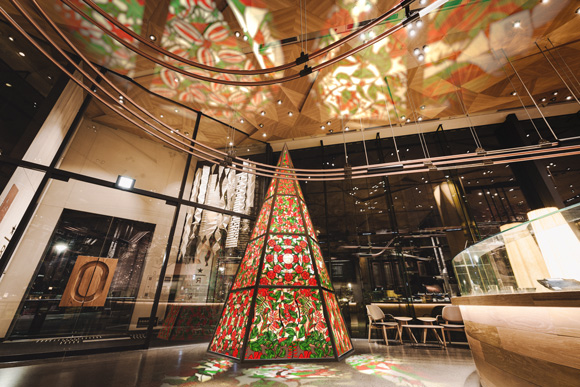 高さ4.5mのきらめくステンドグラス風ツリーとぬくもりを届ける