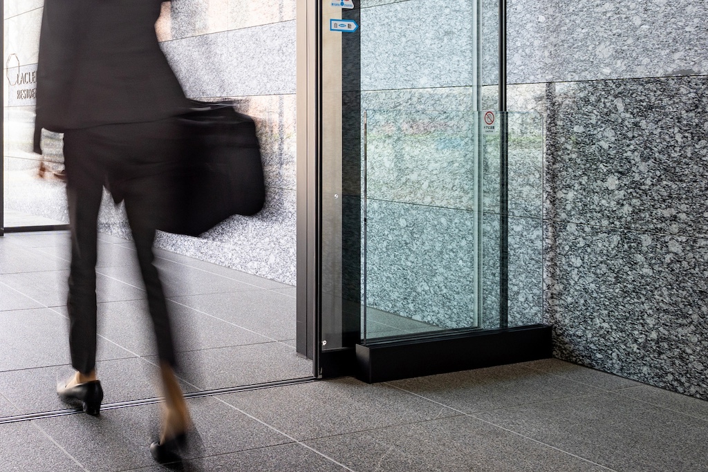 自動ドア周りの安全対策に！支柱レスで目立たない、簡易施工のガラス