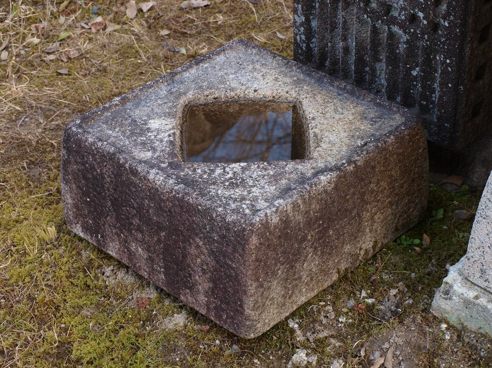 愛知県岡崎市の日本庭園石灯篭・水鉢蹲（つくばい）・石製品の製造販売