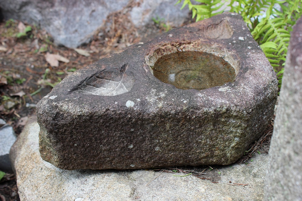 水鉢 本鞍馬石 （三角）の製品案内愛知県岡崎市の石灯篭・水鉢蹲など