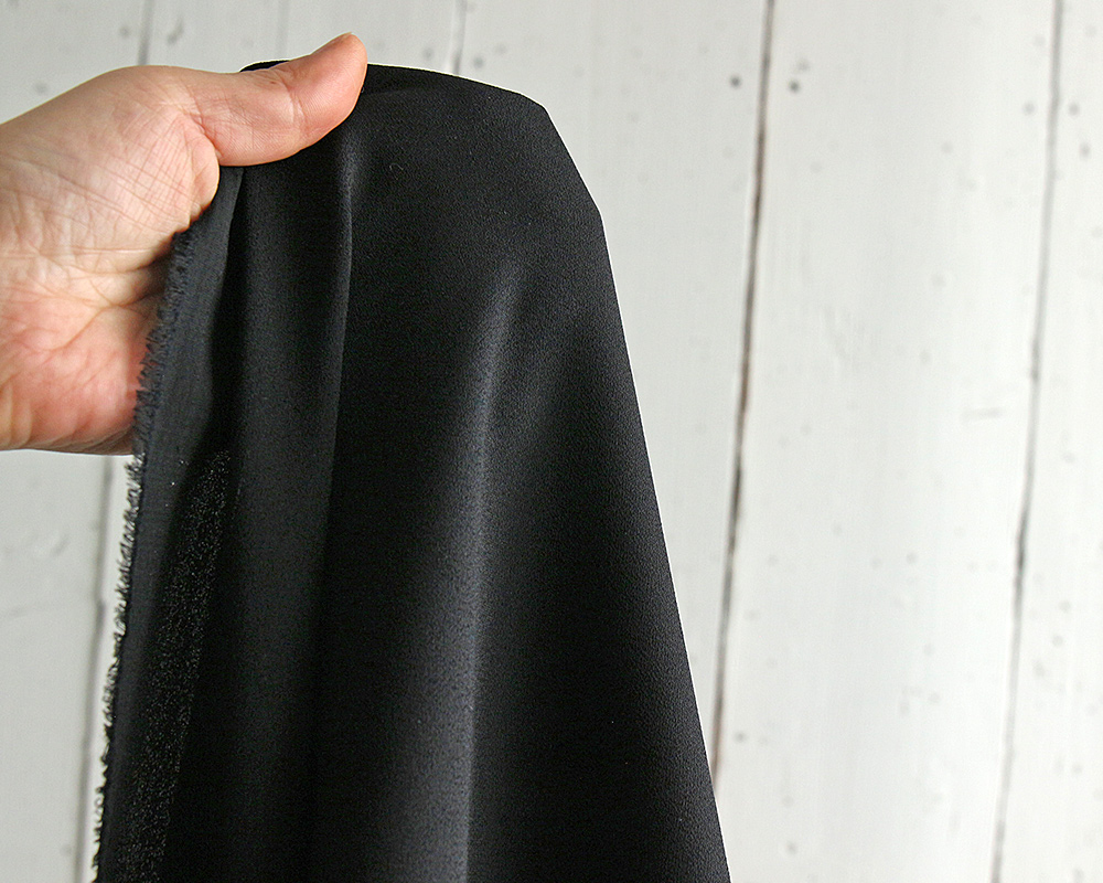 バックサテンジョーゼットのブラックフォーマル（低ストレッチ