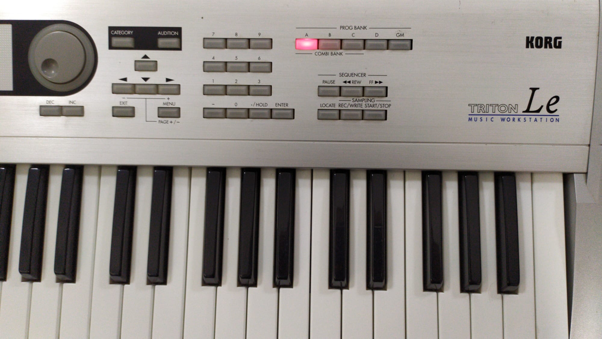Korg Triton le 61 / 16mb Ram /INTERNAL ALIMENTATION / Synthonia
