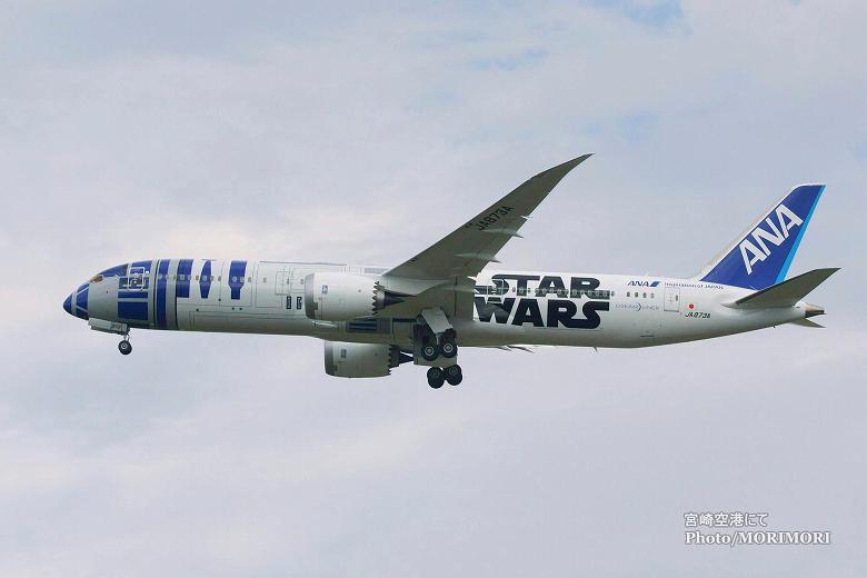 スターウォーズプロジェクト R2-D2 ANA JET 宮崎空港で撮影