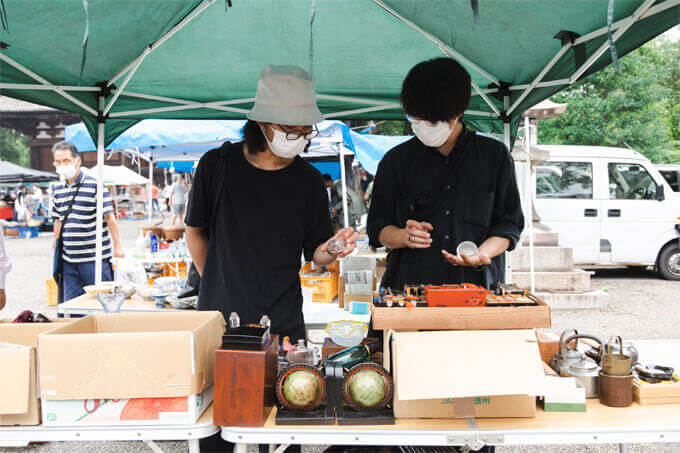 ポmagazine | 【買い付け同行】古道具のプロいわく、素直な「好き