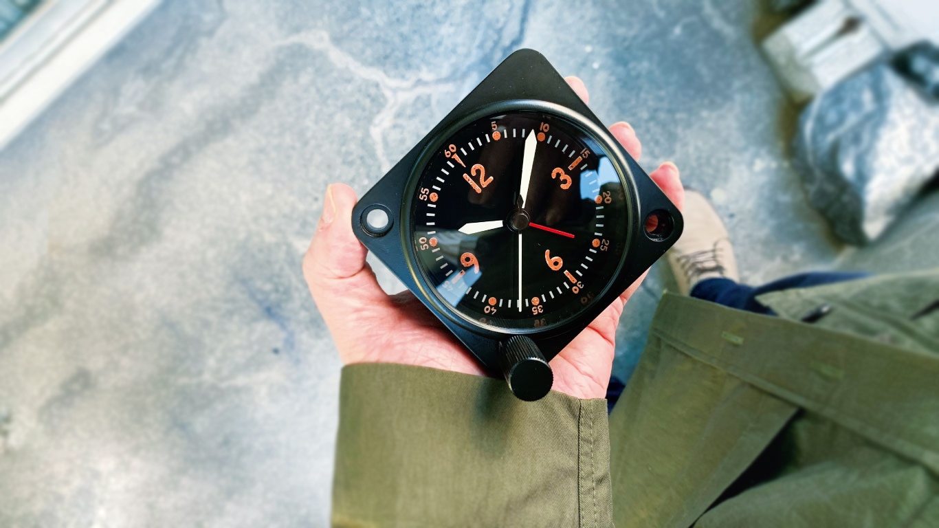 この重厚な雰囲気で9900円!?】戦闘機のコックピットクロックを復刻した