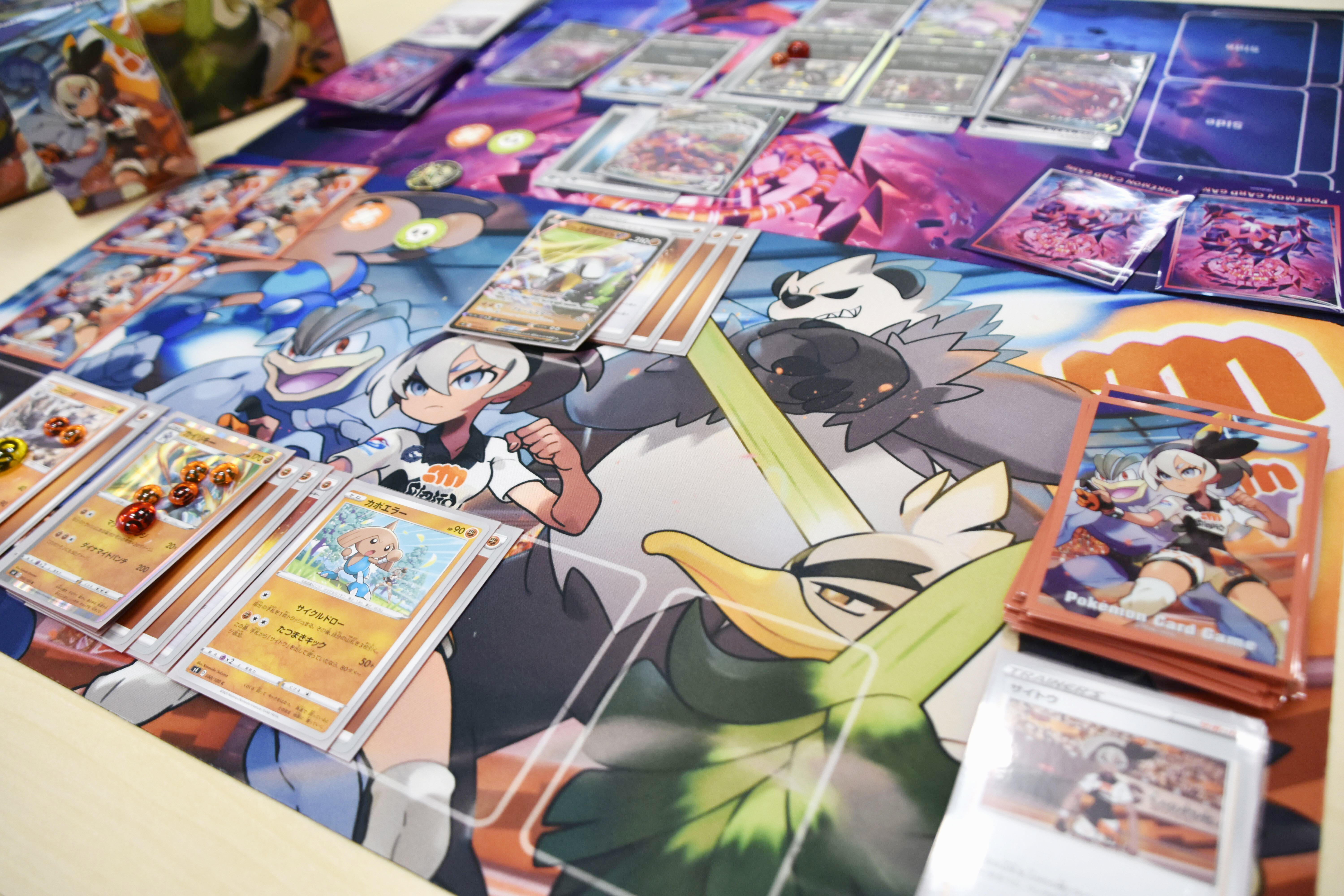 新商品「ラバープレイマットセット サイトウ」を紹介！ | ポケモン