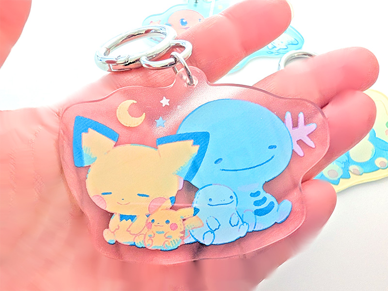 トレーナーからもらったぬいぐるみと遊ぶポケモンたちのグッズ「Little