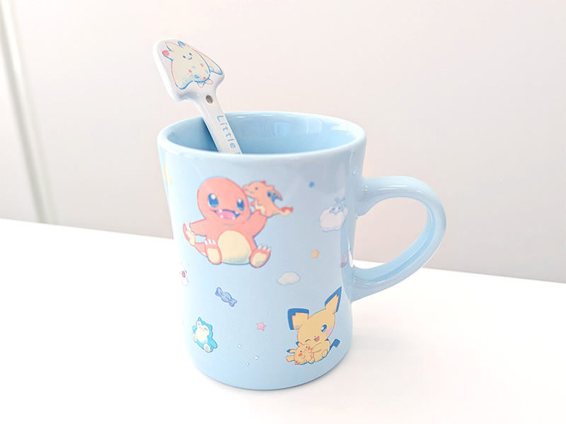 トレーナーからもらったぬいぐるみと遊ぶポケモンたちのグッズ「Little