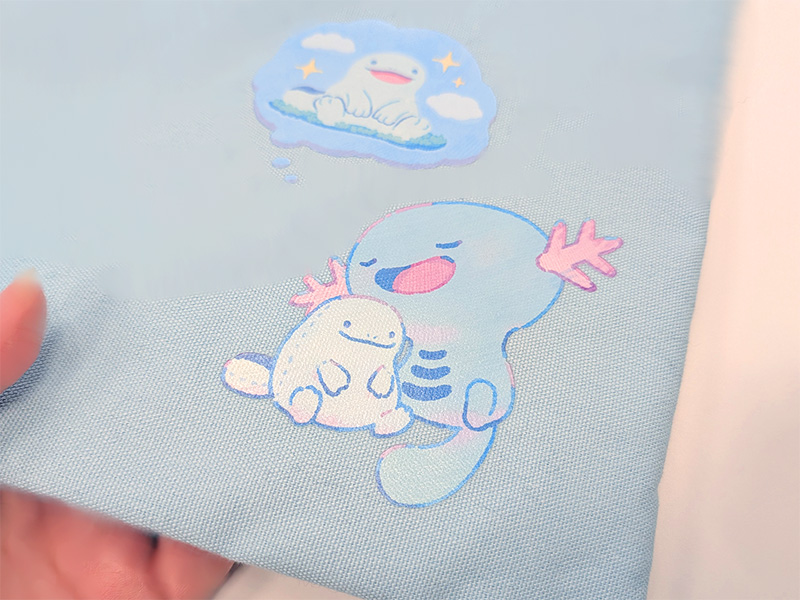 トレーナーからもらったぬいぐるみと遊ぶポケモンたちのグッズ「Little