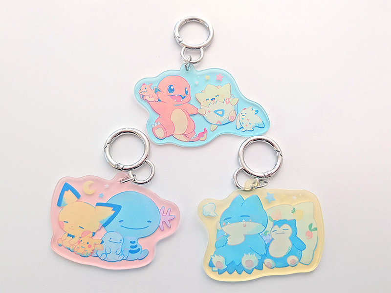 トレーナーからもらったぬいぐるみと遊ぶポケモンたちのグッズ「Little