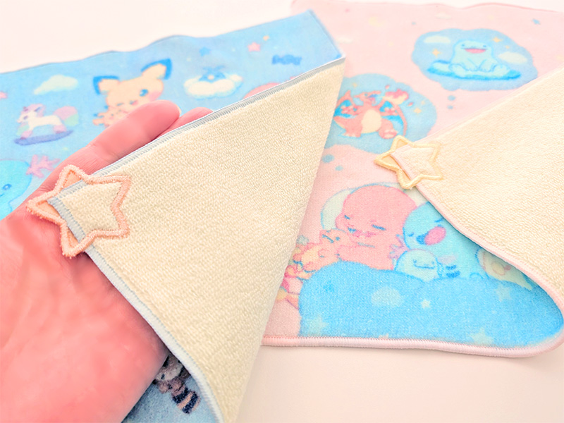 トレーナーからもらったぬいぐるみと遊ぶポケモンたちのグッズ「Little