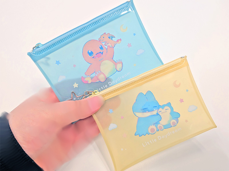 トレーナーからもらったぬいぐるみと遊ぶポケモンたちのグッズ「Little
