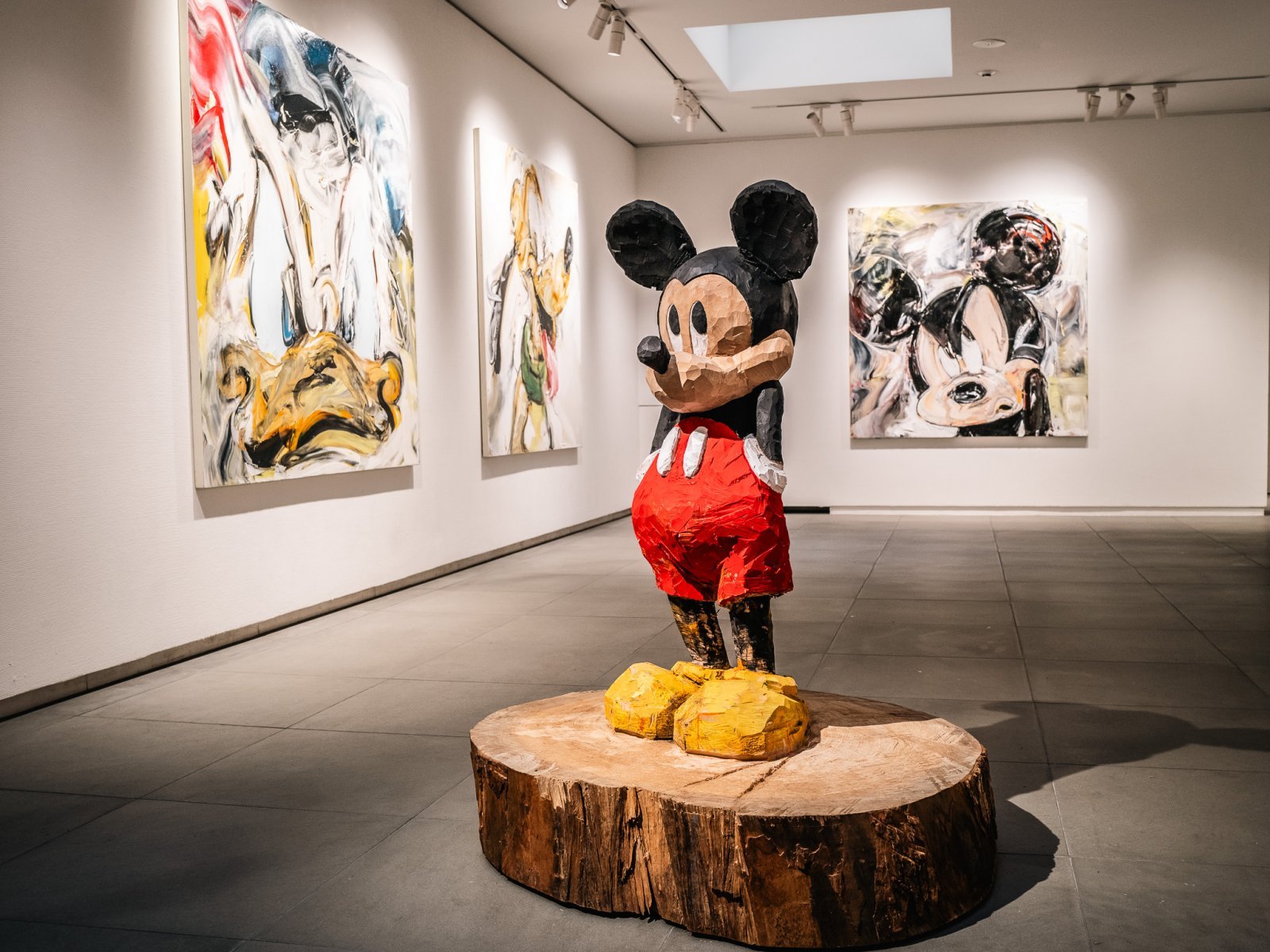 アーティスト・井田幸昌が描くディズニーキャラクターの作品を展示した