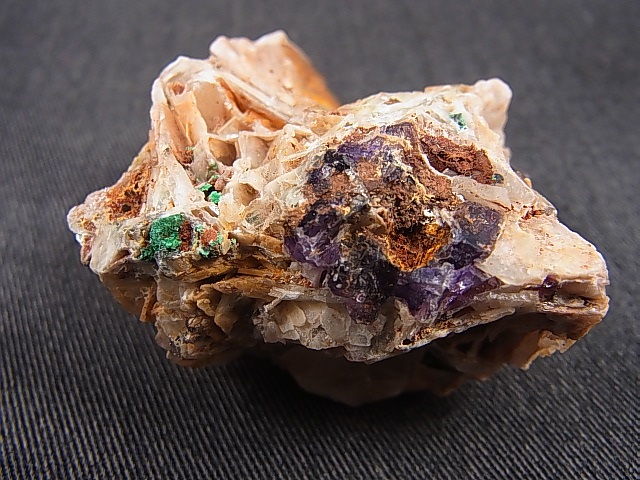 メキシコ・オハエラ鉱山産フローライト原石（アウリカルサイト付き