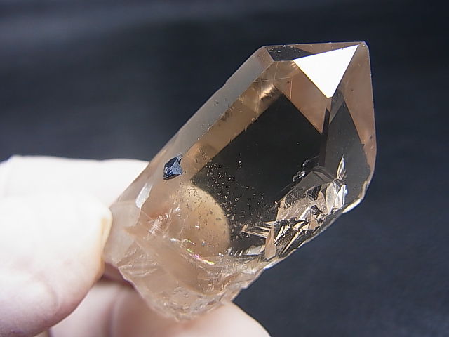 ノルウェー産アナテース付きライトスモーキー水晶ポイント（ファントム