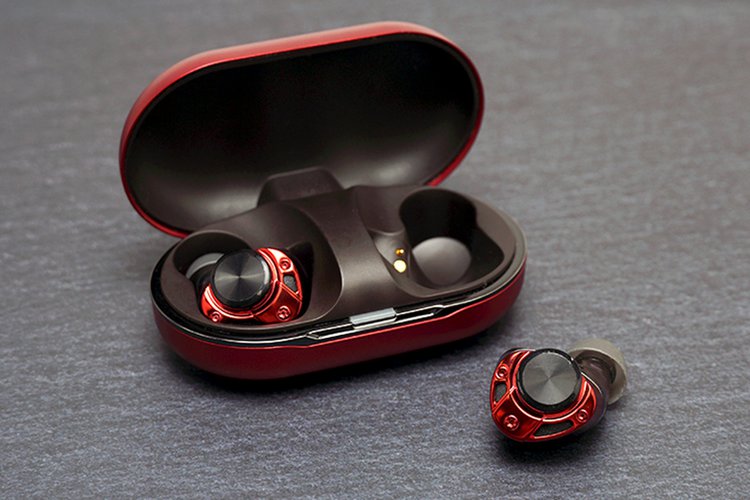 思わず唸った存在感と迫力あるサウンド。AVIOT「TE-ZX1」は“史上最大級