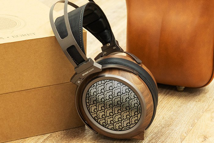 ゲオ、ワイヤレス充電も可能なBluetoothスピーカー内蔵テーブル。税込