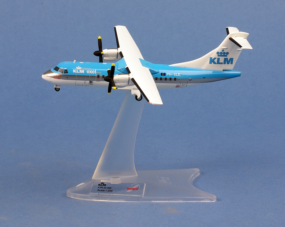 KLM Exel ATR42-300 PH-XLE - Pilot's station airfield