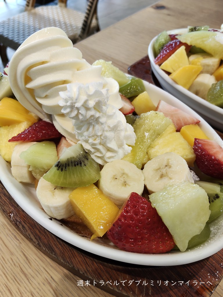 アイスクリームがソフトクリームに変わった？カットフルーツで埋め尽く