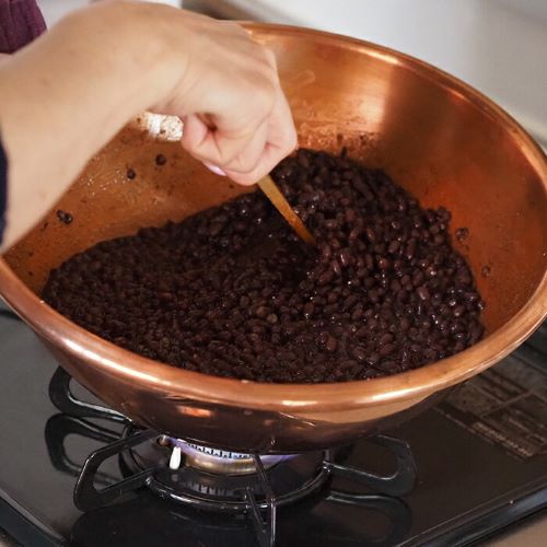 あんこ作りがお店の味に。銅鍋に新商品が加わりました！ – プロ