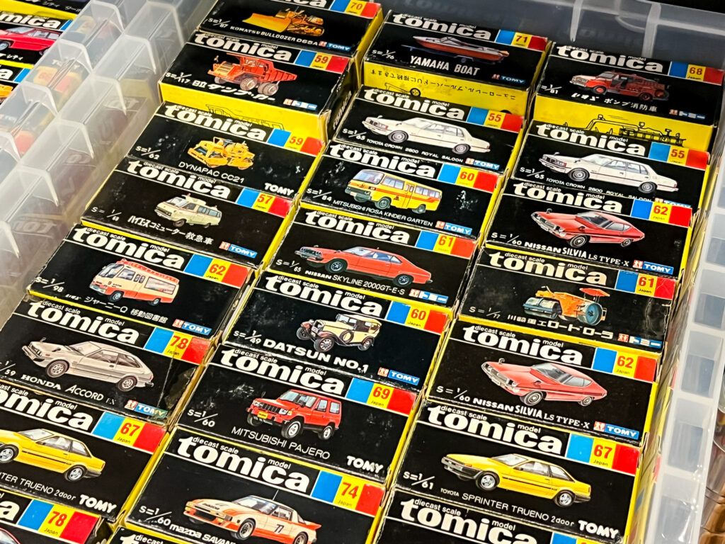 埼玉県狭山市へ、黒箱・青箱トミカなど1700点を超えるミニカーの出張