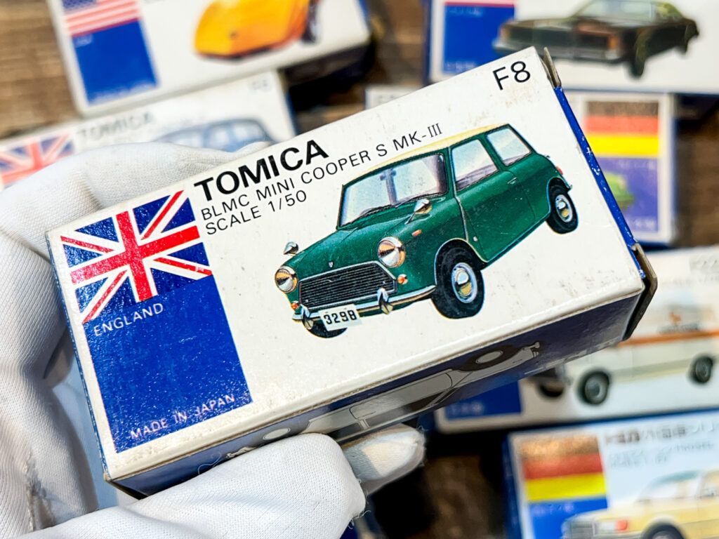 埼玉県狭山市へ、黒箱・青箱トミカなど1700点を超えるミニカーの出張