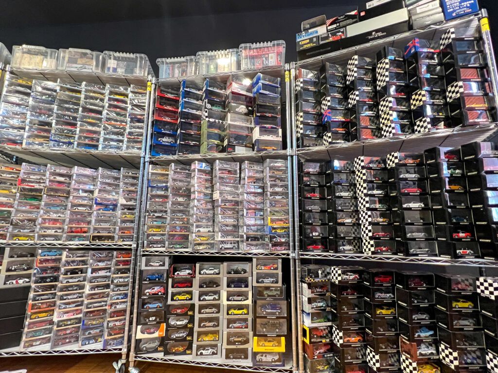 広島県福山市より、900点を超えるスパークやミニチャンプスのミニカー
