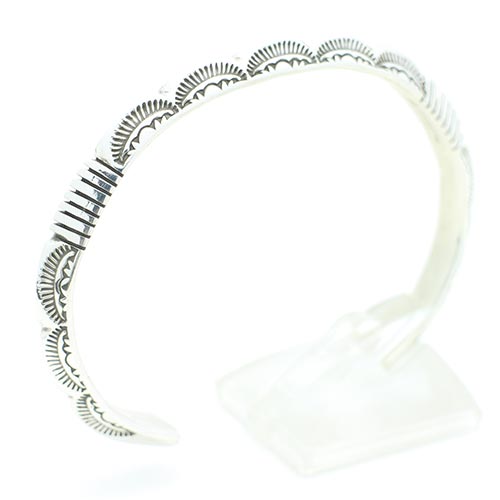 シンプル細めのバングルが欲しい人にはジェネバ・ラモーン(Geneva