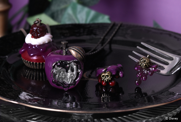 白雪姫”を永遠の眠りにつかせようとする”女王”からインスパイア