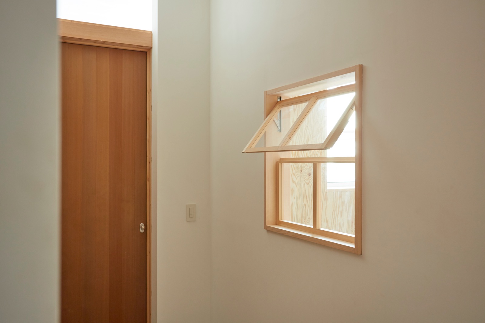 木製室内窓 780角 上部押し出しタイプ | DW-DR008-02-G164 | 室内窓