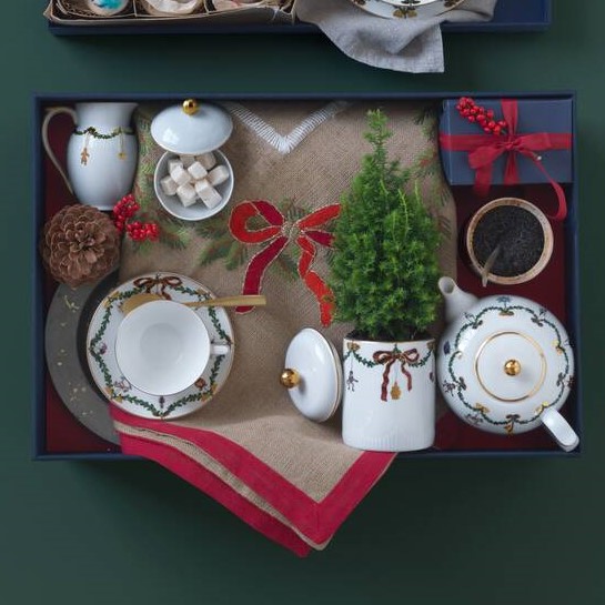 スターフルーテッド クリスマス シュガーボウル 蓋付き|ロイヤル