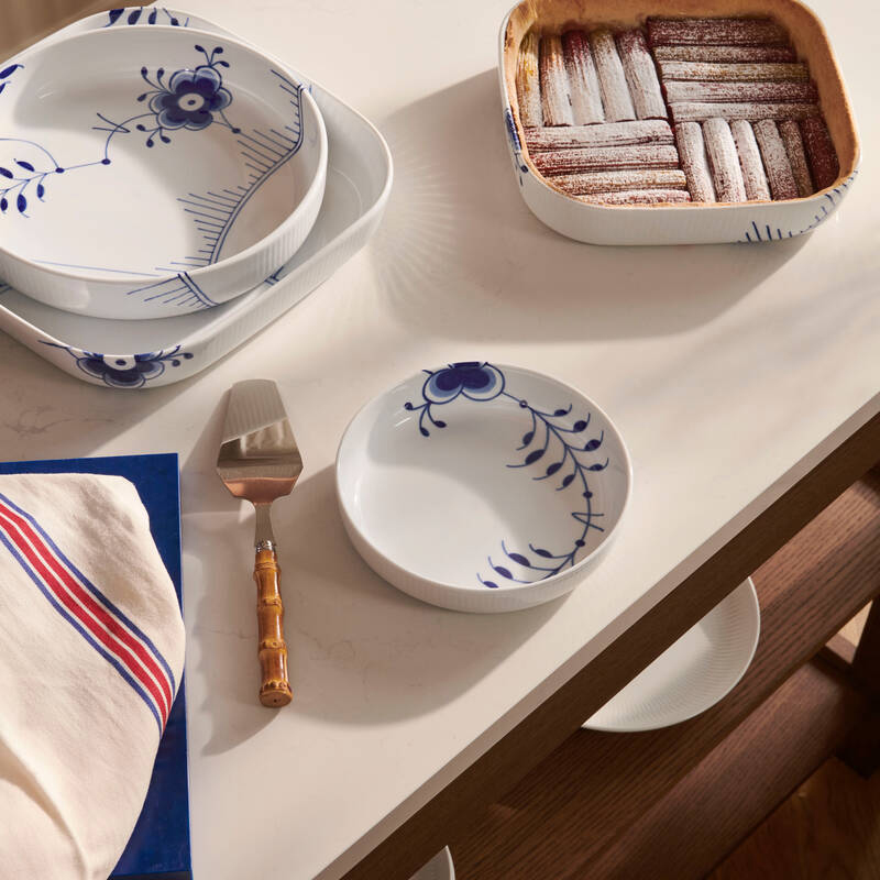 ブルーフルーテッド メガ オーブンウェア ラウンド|ロイヤル