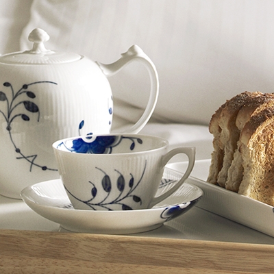 ブルーフルーテッド メガ カップ&ソーサー 280ml|ロイヤル