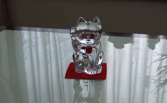 バカラの招き猫へ名入れ【まねき猫】レッドオクトゴン｜高級記念品