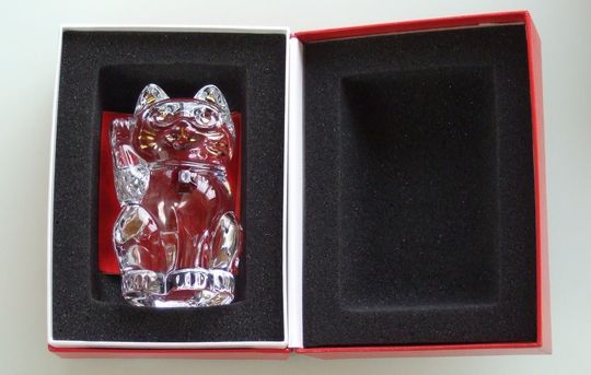 バカラの招き猫へ名入れ【まねき猫】レッドオクトゴン｜高級記念品