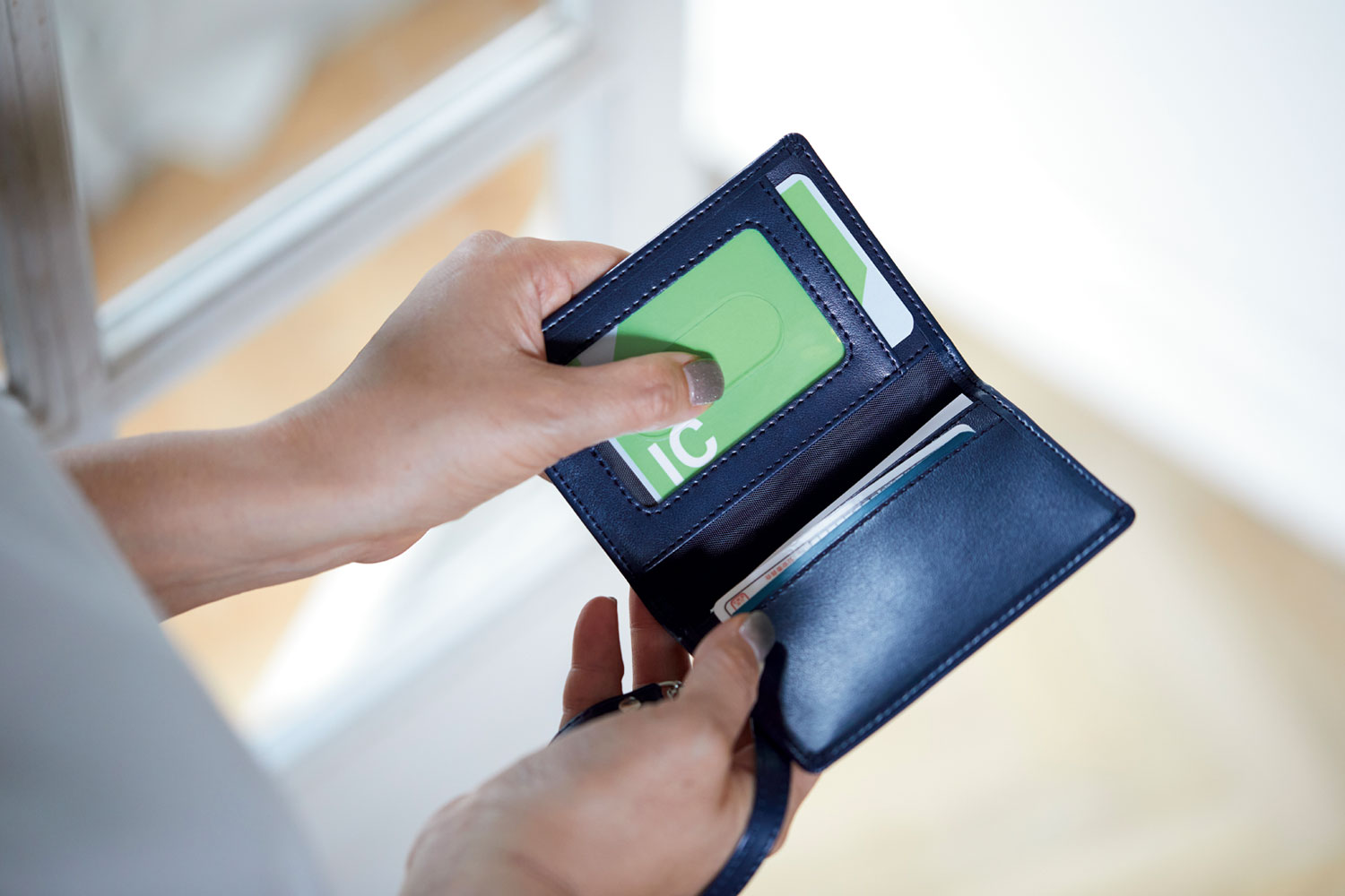 グロワール 2つ折りパスケース：グロワール：レイメイ藤井