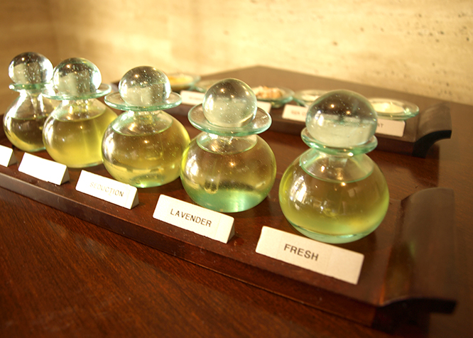 バリガラス　アロマオイルボトル木目プレート付×4セット ガラス オイルボトル アロマボトル 流木 一点物 選べる 容器 瓶