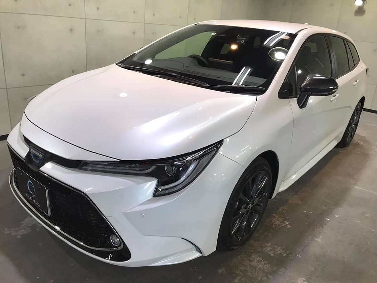 トヨタ•カローラツーリング(プラチナホワイトパールマイカ)の